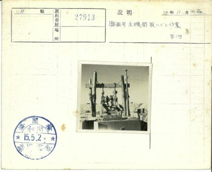 沙漠工人操作滑轮机械.jpg