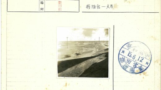 沙漠电线杆延伸云天下.jpg