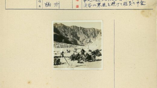 沙漠篝火聚会与山脉背景.jpg