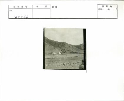 沙漠营地与岩石景观.jpg