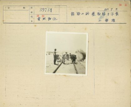 沙漠铁路工人施工纪实.jpg