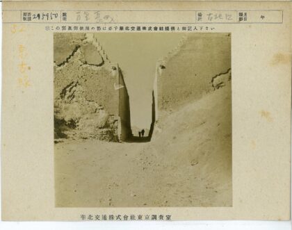 沙漠门楼下的旅人.jpg