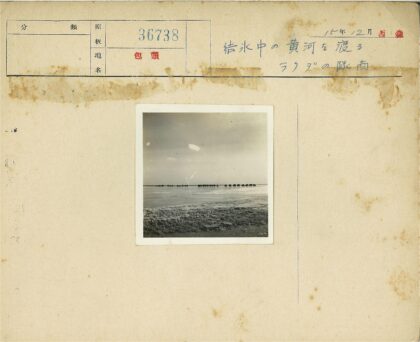 沙漠驼队穿越荒原.jpg