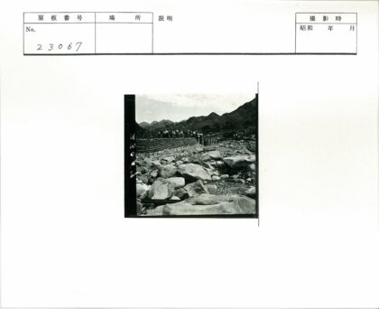 沙袋墙俯瞰岩石山脉.jpg