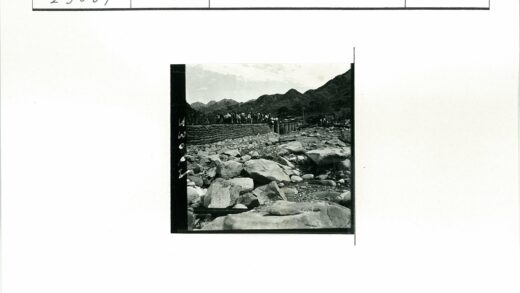 沙袋墙俯瞰岩石山脉.jpg