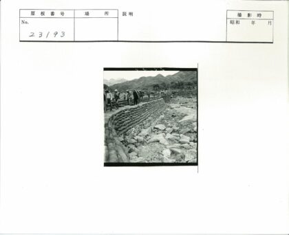 沙袋墙沿岩石河床徒步.jpg