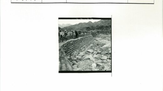 沙袋墙沿岩石河床徒步.jpg