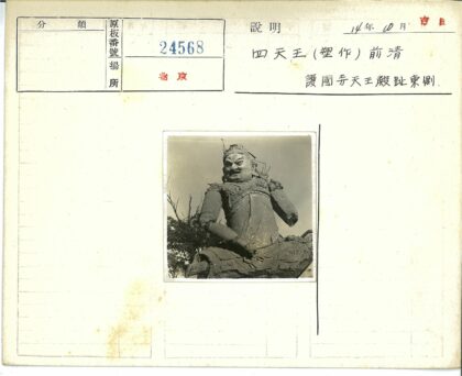 沧桑战士雕像晴空树景.jpg