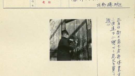 沧桑木门旁手持小物件.jpg