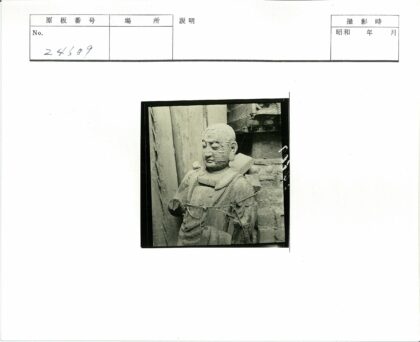 沧桑石像与古建筑群.jpg
