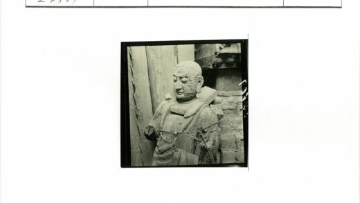 沧桑石像与古建筑群.jpg