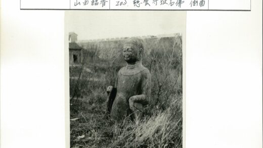 沧桑雕像与古建筑遗迹.jpg