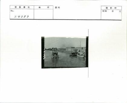 河上两船与岸上行人.jpg