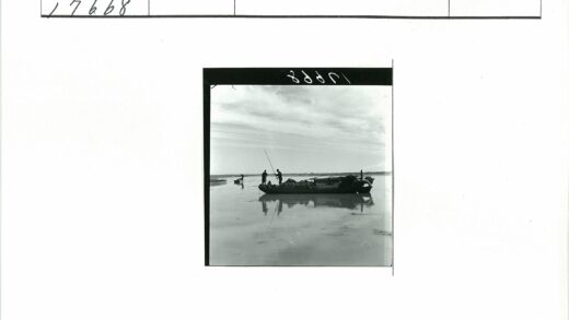 河上两船航行多云天空.jpg