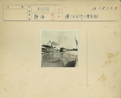 河上两船航行烟囱冒烟风景.jpg