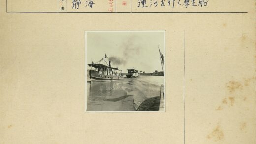 河上两船航行烟囱冒烟风景.jpg