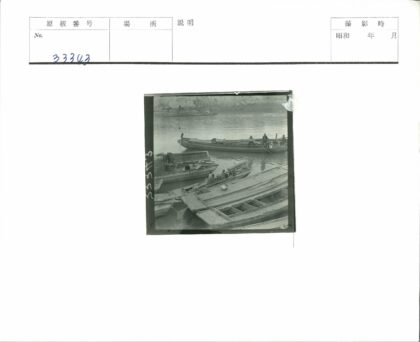 河上乘船与沿岸风光.jpg