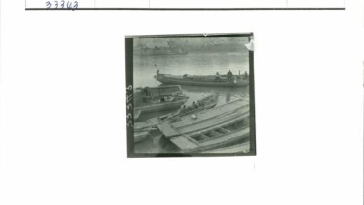 河上乘船与沿岸风光.jpg
