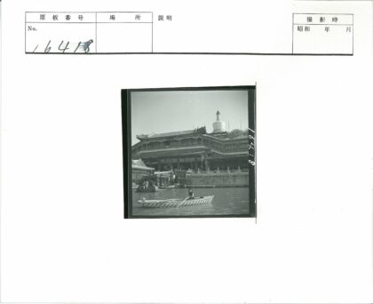 河上划条纹船与古建筑.jpg