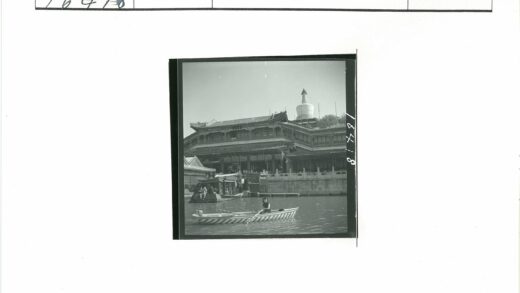河上划条纹船与古建筑.jpg
