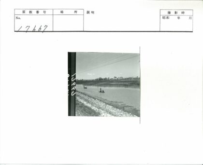 河上划船与乡村风景.jpg
