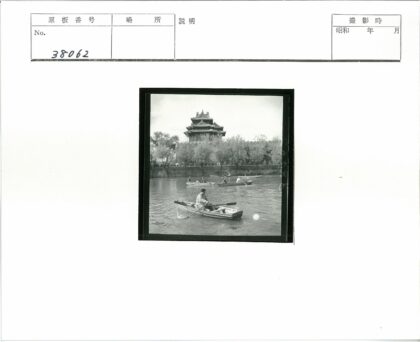 河上划船与古建筑风光.jpg