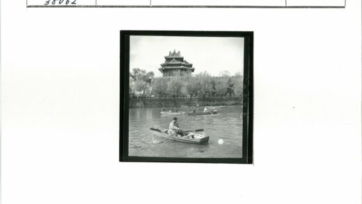 河上划船与古建筑风光.jpg