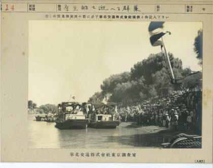 河上双船航行人群围观.jpg