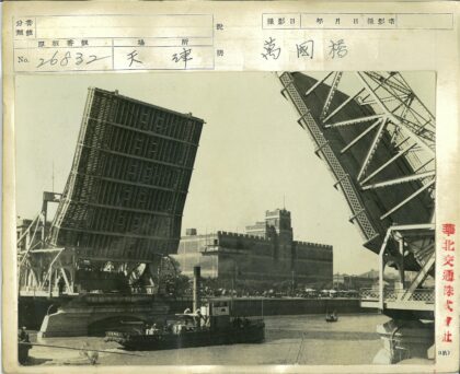 河上吊桥与建筑背景.jpg