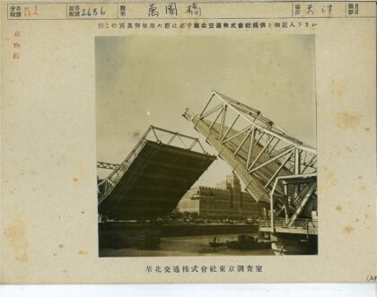 河上吊桥小船与高楼景.jpg