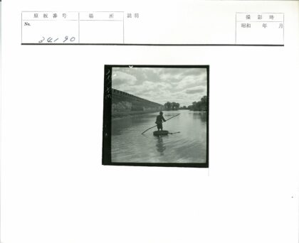 河上圆形船与石墙风景.jpg