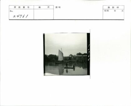 河上小木船与帆船风景.jpg