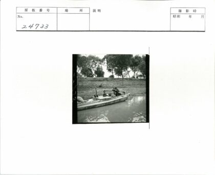 河上小木船两人风景.jpg