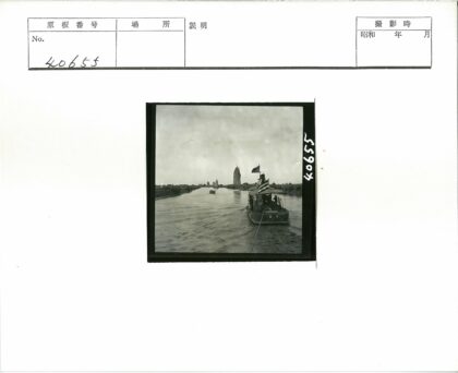 河上帆影与尖顶建筑风光.jpg