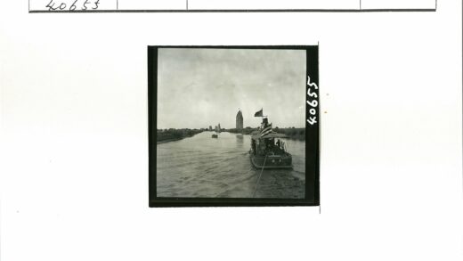 河上帆影与尖顶建筑风光.jpg