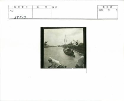 河上帆船与远桥风景.jpg