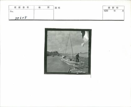 河上撑船人阴天景色.jpg