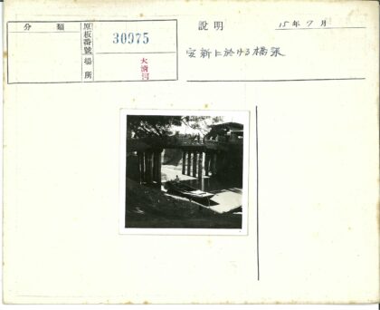 河上木桥下的小船.jpg
