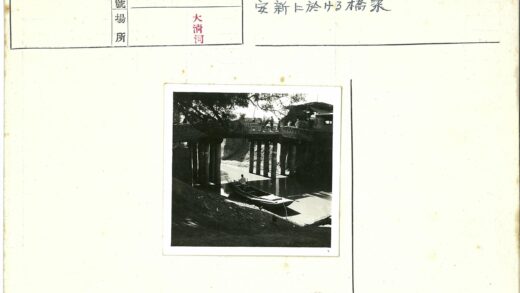 河上木桥下的小船.jpg