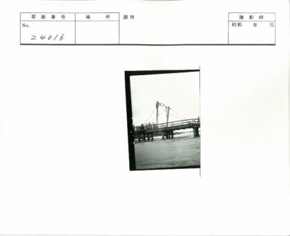 河上木桥与晴朗天空.jpg