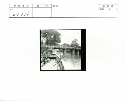 河上木船三人桥下.jpg