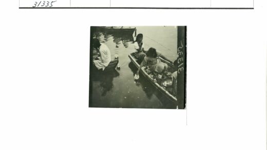 河上木船与嬉水人.jpg