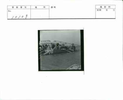 河上木船与钢桥景色.jpg