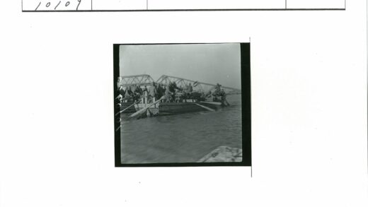 河上木船与钢桥景色.jpg