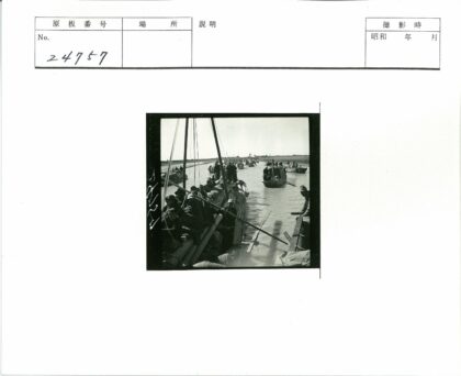 河上木船航行田野风光.jpg