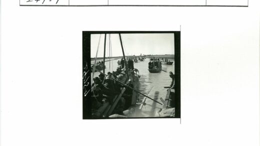 河上木船航行田野风光.jpg