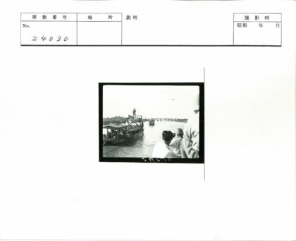河上泛舟与桥畔风光.jpg