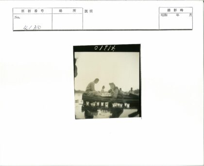 河上泛舟雾中灯笼.jpg