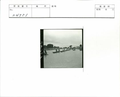 河上独木舟与绿树河岸.jpg
