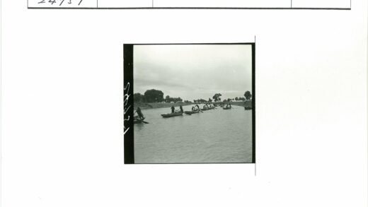 河上独木舟与绿树河岸.jpg